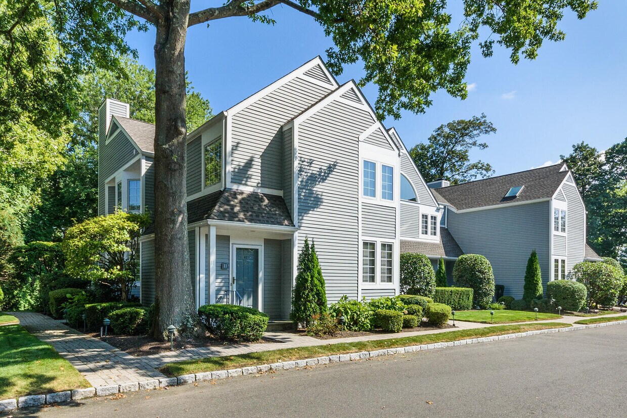 Primary Photo - 11 Hale Ln