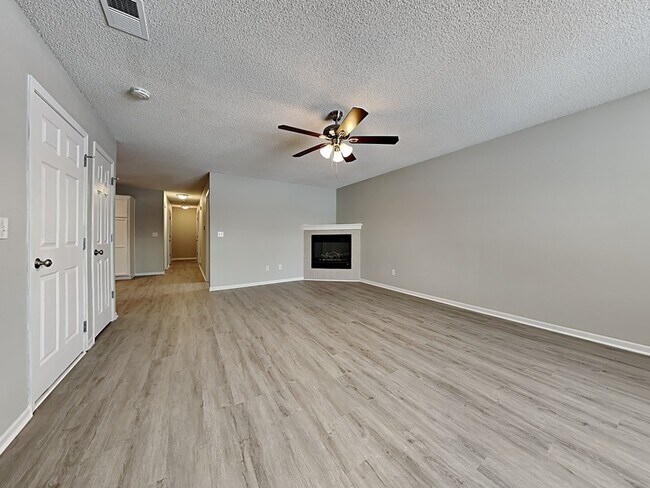 Building Photo - 512 NW Woodbury Dr