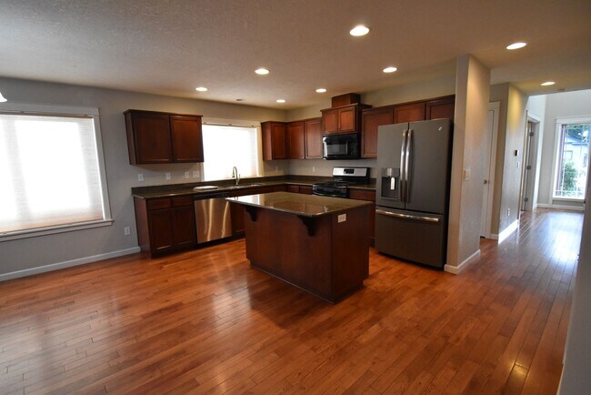Building Photo - Beautiful Home In Quiet Neighborhood!