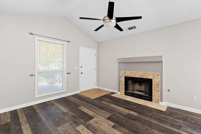 Building Photo - 2 bed/2 bath bungalow in the wonderful Bri...