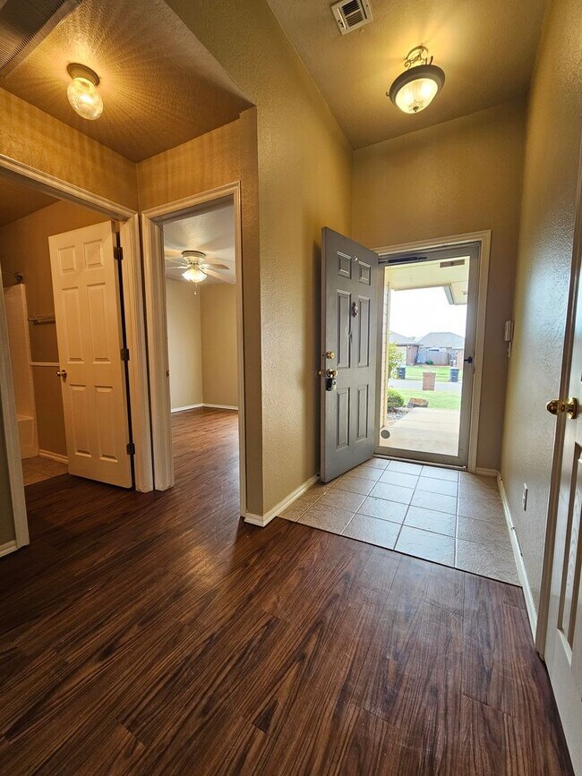 Foto del edificio - (3) Bed/(2) Bath in S Moore Avail NOW! Pet...