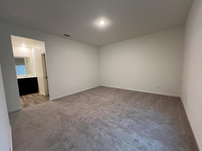 Building Photo - 514 Bedfordshire Dr