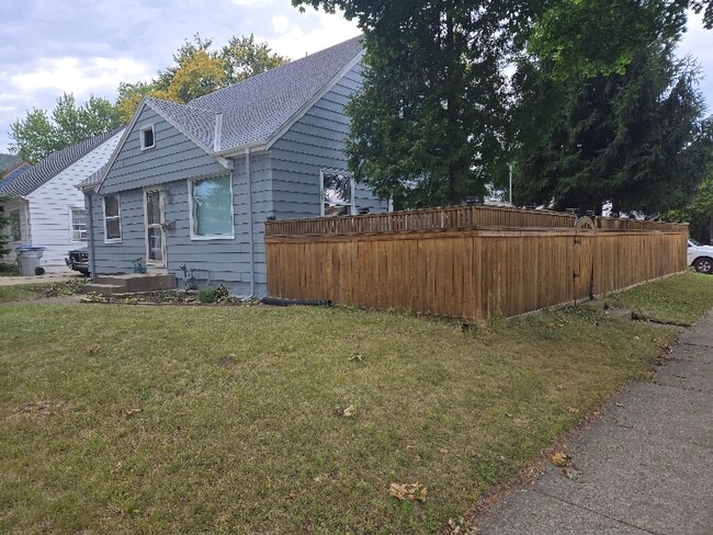 Building Photo - 612 E Linus St