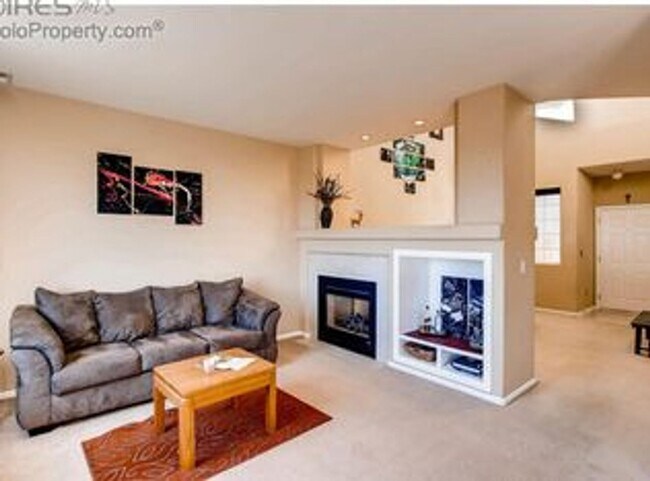 Building Photo - Quiet Home, Great Views and Spacious Livin...