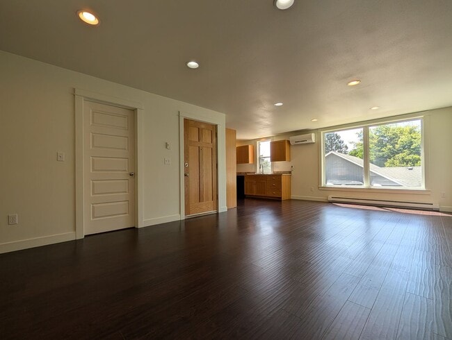 Building Photo - Great 2bed/1bath Duplex with large yard!