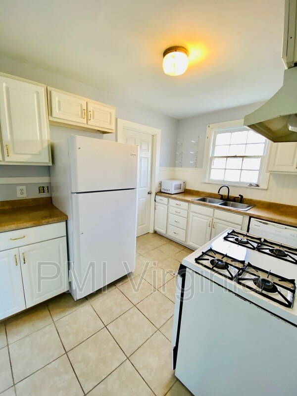 Building Photo - 3841 Chatham Cir