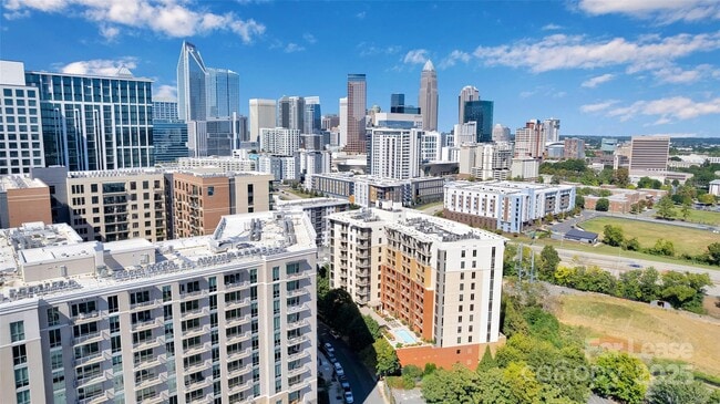 Building Photo - 701 Royal Ct