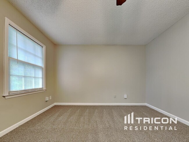 Foto del edificio - 1444 Riverwood Ct