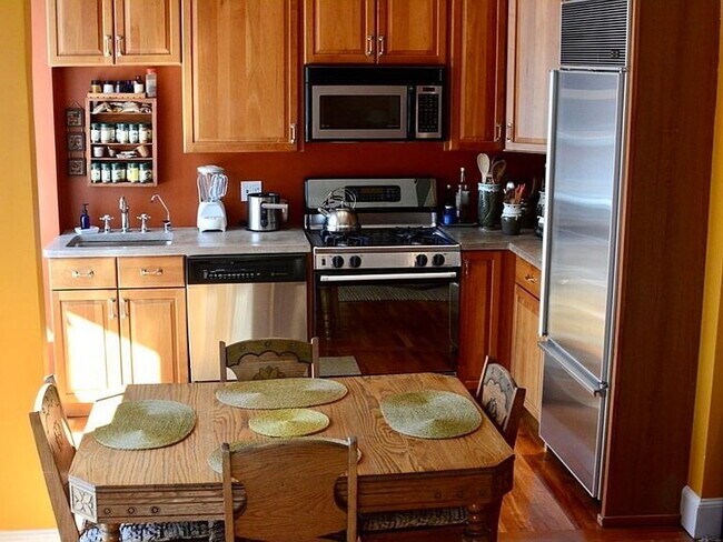 Foto del edificio - "Charming 2-Bed Haven with Gleaming Hardwo...