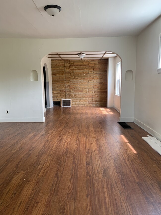 Building Photo - 1220 13th Ave E