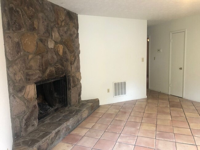 Photo - 2 Bedroom Duplex in Boulevard with a Yard House