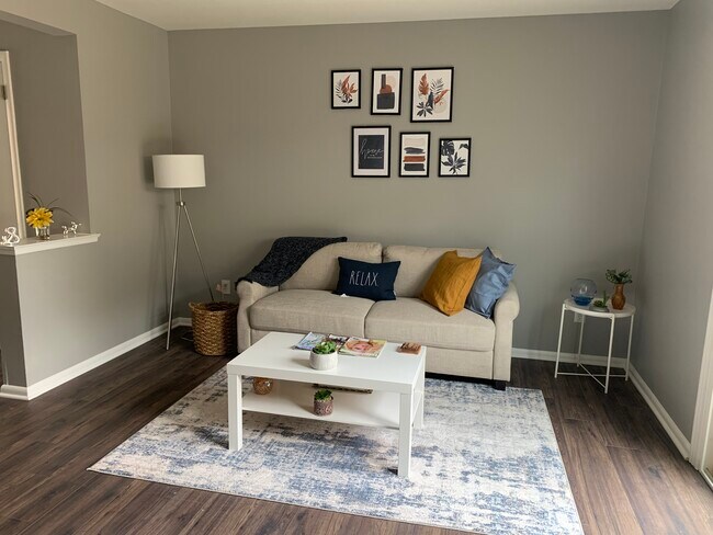 Foto del edificio - 2370 Woodbrook Cir S