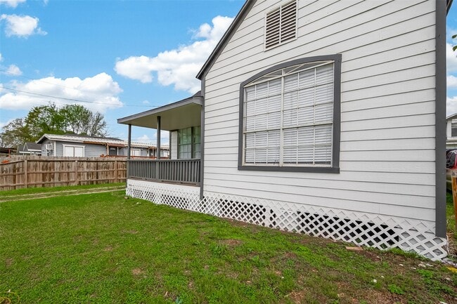 Building Photo - 7927 Brays St