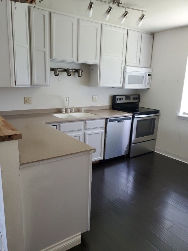 Building Photo - STUDENTS WELCOME! Lovely home in West Fort...