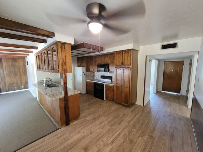 Building Photo - Beautiful 3 Bed, 3 Bath Home in El Centro!