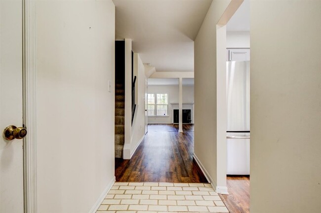 Building Photo - Beautifully Renovated Townhome Close To Ty...