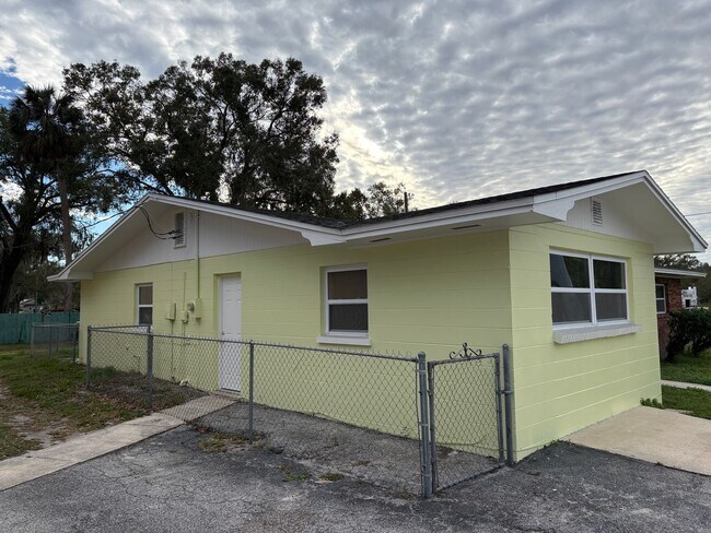 Foto del edificio - For Rent: 4-Bedroom Home in Lakeland