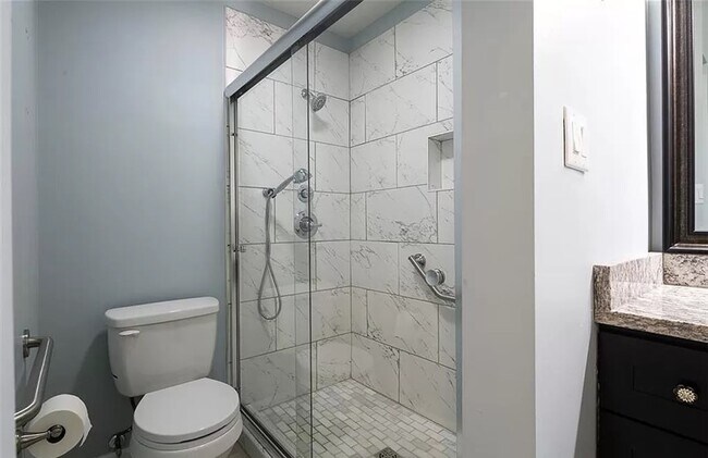 Foto del edificio - 62 Lakeshore Dr