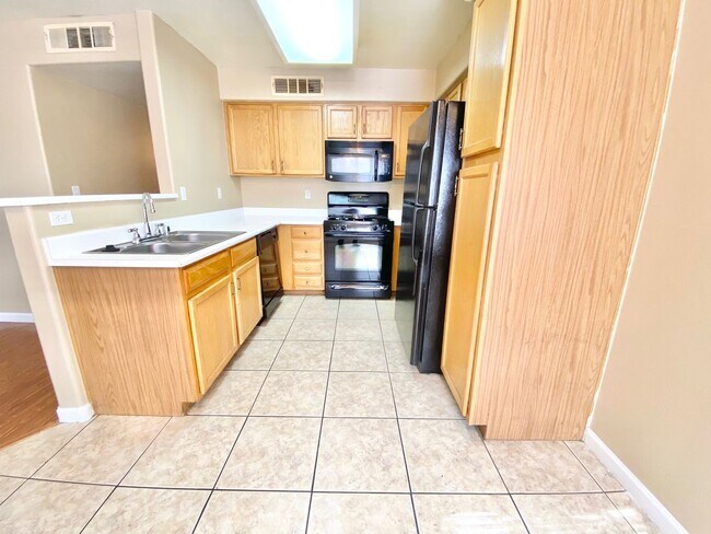 Foto del edificio - 1ST FLOOR CONDO UNIT 3 BEDROOM / 2.5 BATHROOMS LOCATED IN A GATED COMMUNITY!