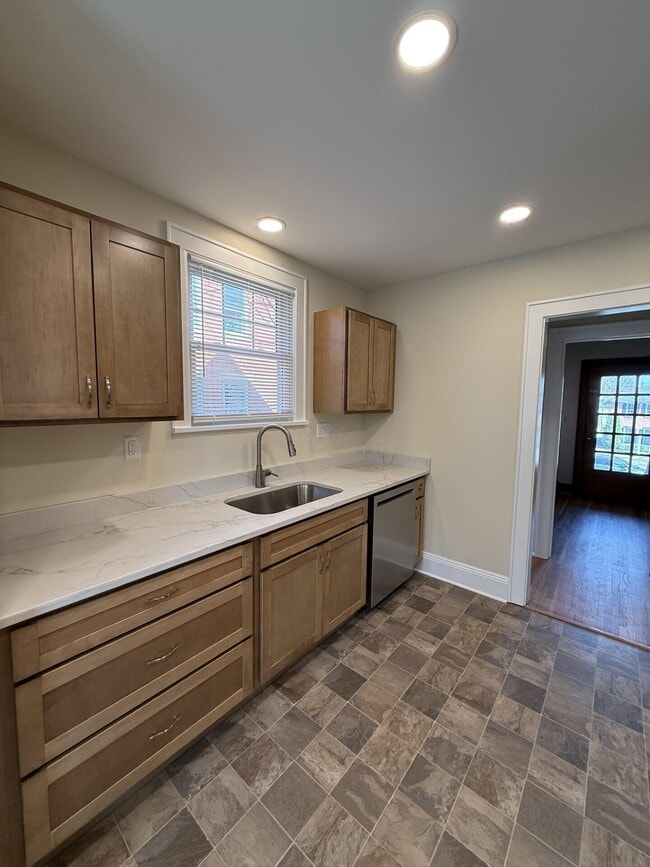 Building Photo - 324 E Main St