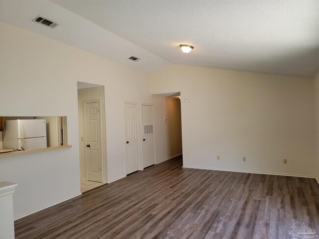 Foto del edificio - 8146 Treetop Ln