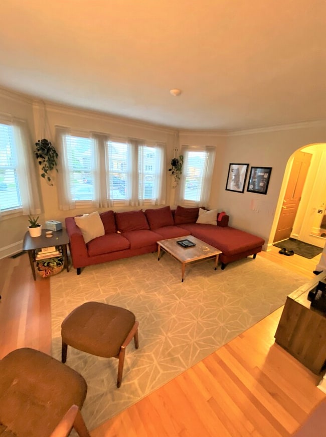 Building Photo - 5916 W Cornelia Ave