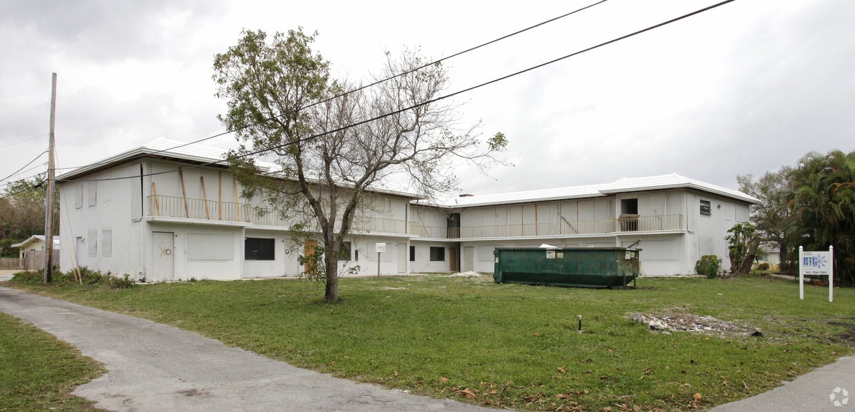 Building Photo - 1000 Palm Trl