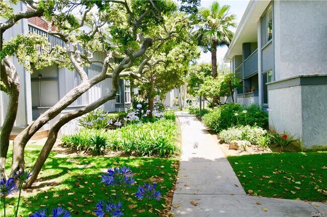 Foto del edificio - Steps to the Beach!