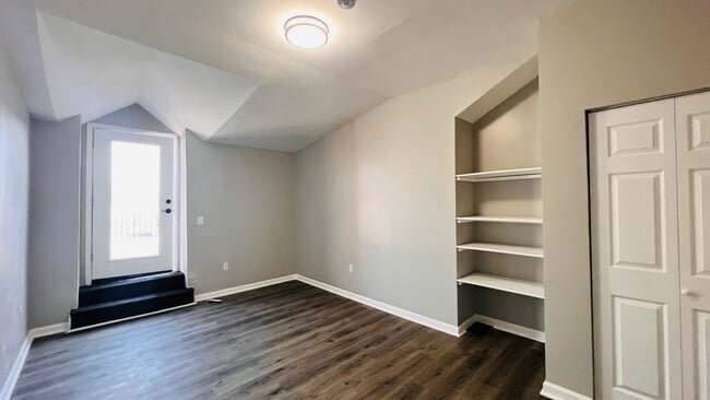 Building Photo - 517 Armandale St