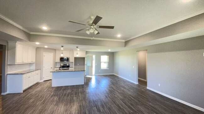 Building Photo - Durant school/Open floor plan/Close to Hwy 70