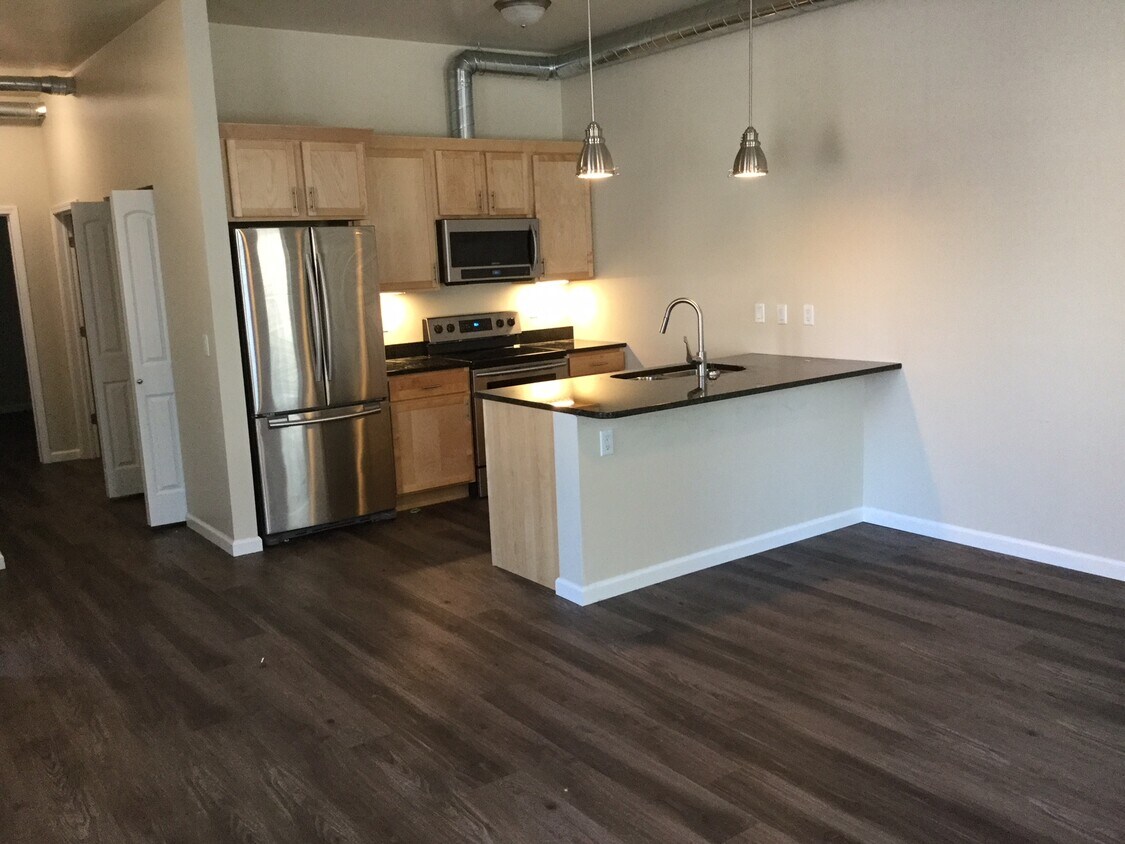 Primary Photo - 102 16th Ave SW