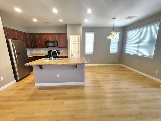 Building Photo - Home with Convenient Laundry and Low-Maint...