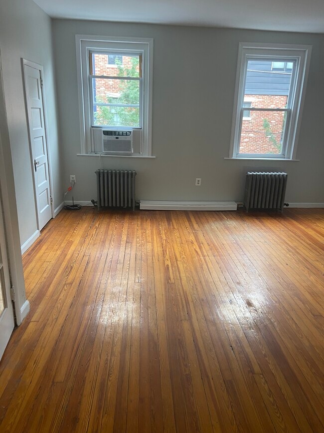 Living/Bdrm - 132 W Laurel St