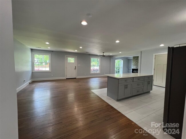 Building Photo - 2124 Tyvola Rd