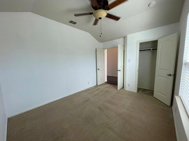 Foto del edificio - 457 Dragon Ridge Rd