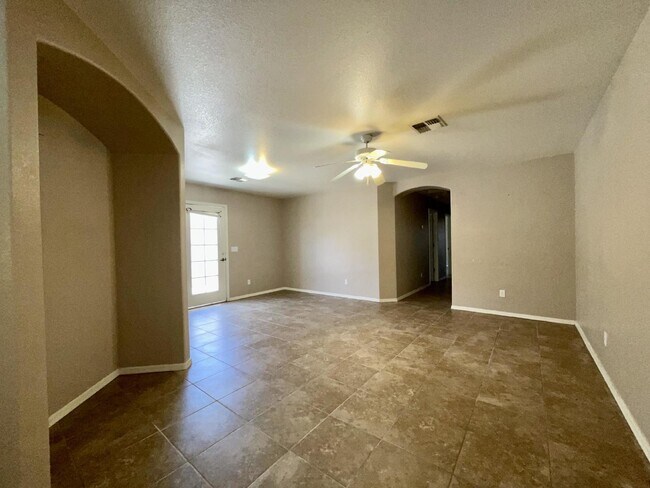 Foto del edificio - 3 bed 2 bath 2 car garage with a fenced ya...