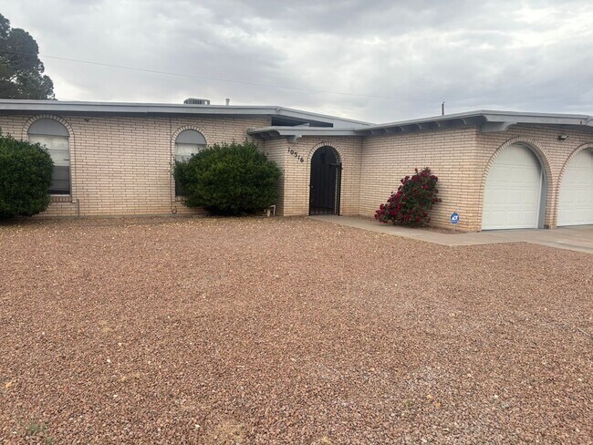 Foto del edificio - EASTSIDE HOME WITH A SWIMMING POOL