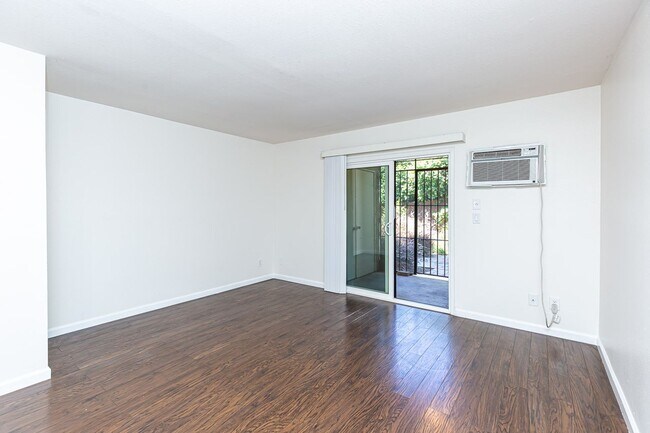 Foto del edificio - ++ $500 OFF 1st Month's Rent !! LIGHT & BR...