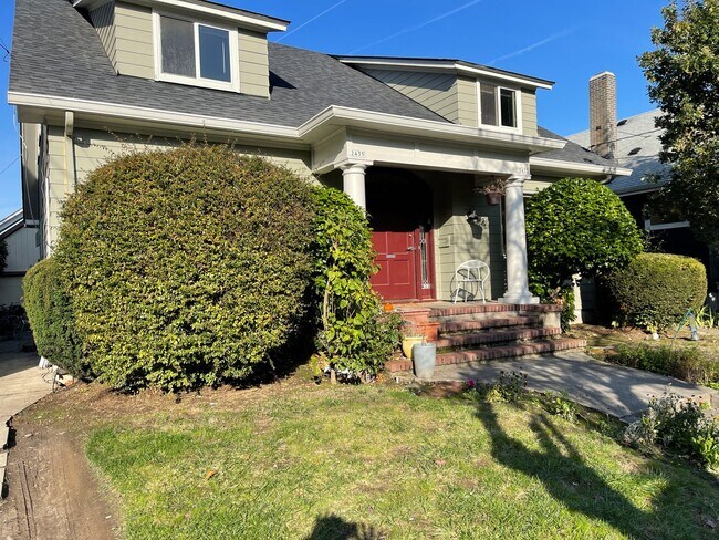 Photo - Cro02 - NW Northrup Apartment