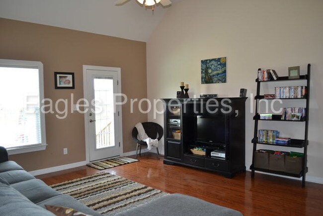 Building Photo - 304 Eagles Pointe Dr