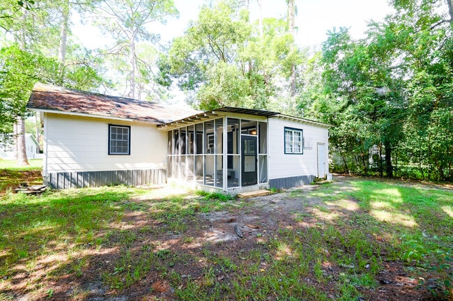 Building Photo - 350 Pineview Dr