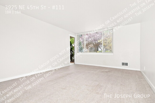 Building Photo - 3925 NE 45th St