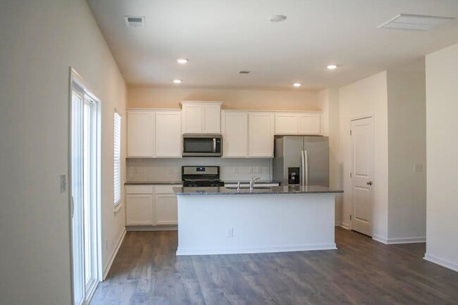 Building Photo - Spacious 4-Bedroom Home with Office and Patio in Oak Ridge