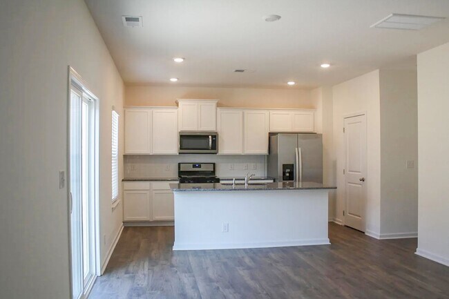 Foto del edificio - Spacious 4-Bedroom Home with Office and Patio in Oak Ridge