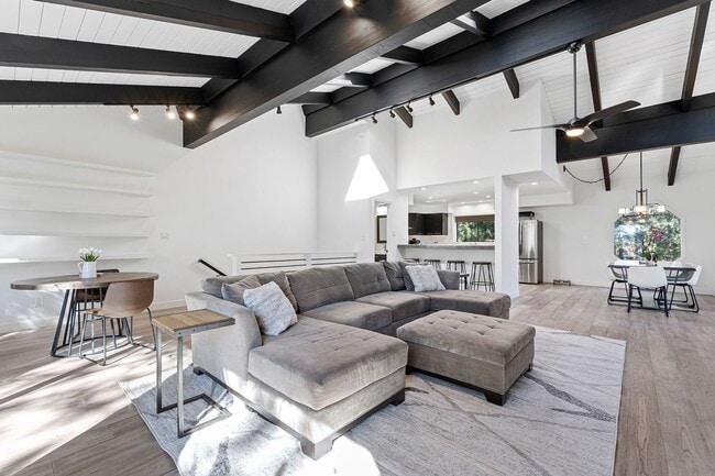 Building Photo - 3 Bed 2 Bath Seasonal Rental