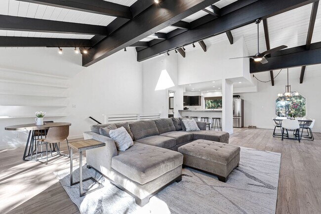 Foto del edificio - Beautifully Remodeled 3 bed, 3 baths 2 Car Garage