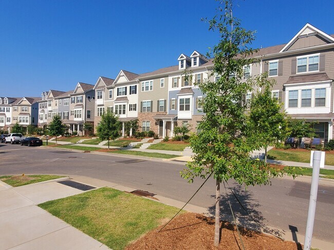 Foto del edificio - 2 bedroom town home next to Light Rail off...