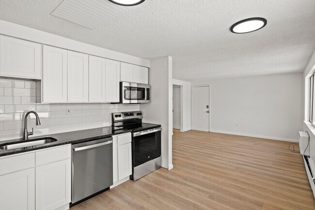 Foto del edificio - 2 Bed/1 Bath RENOVATED Apartment located i...
