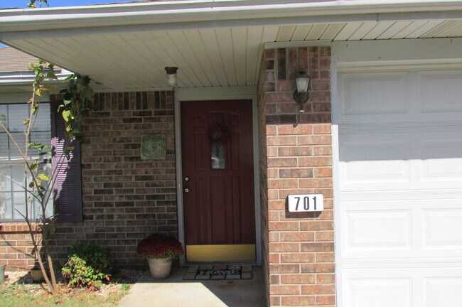 Building Photo - ***701 E Glendale Lane***