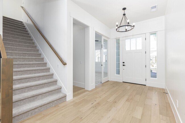 Building Photo - 6 bed / 4 bath / 3 car garage custom home in Pecan Valley